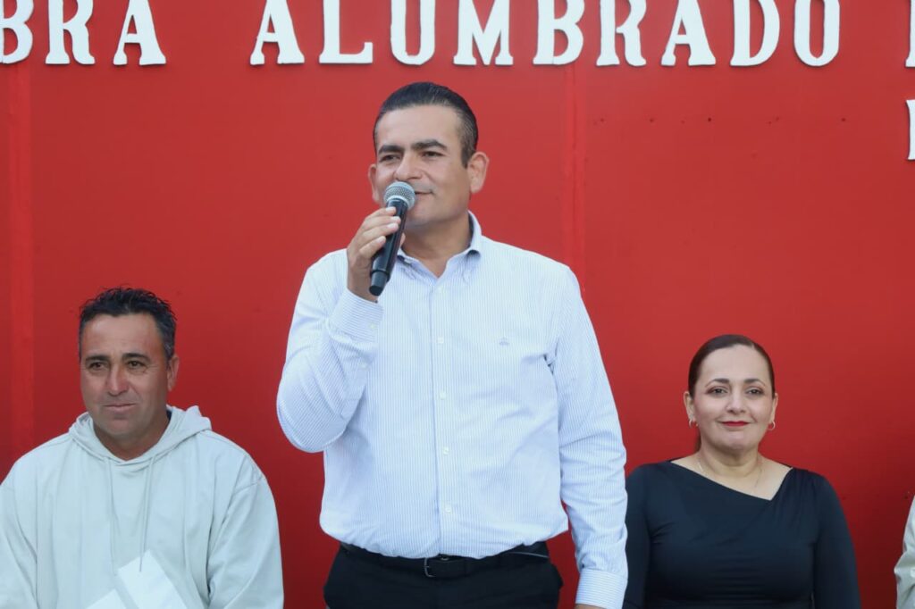 Entrega Ayuntamiento de Navolato alumbrado en Altata fortaleciendo la seguridad y el turismo