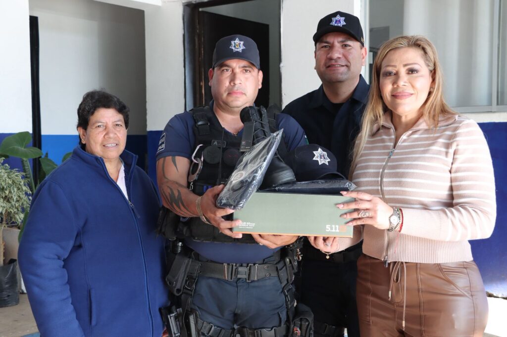Claudia Valdez entrega uniformes a personal de Seguridad Pública.