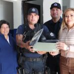 Claudia Valdez entrega uniformes a personal de Seguridad Pública.