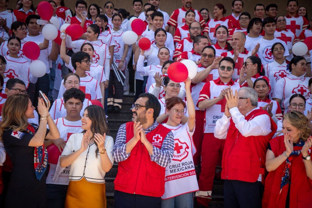 Juan de Dios Gámez acude al banderazo de inicio de la Colecta Cruz Roja 2026