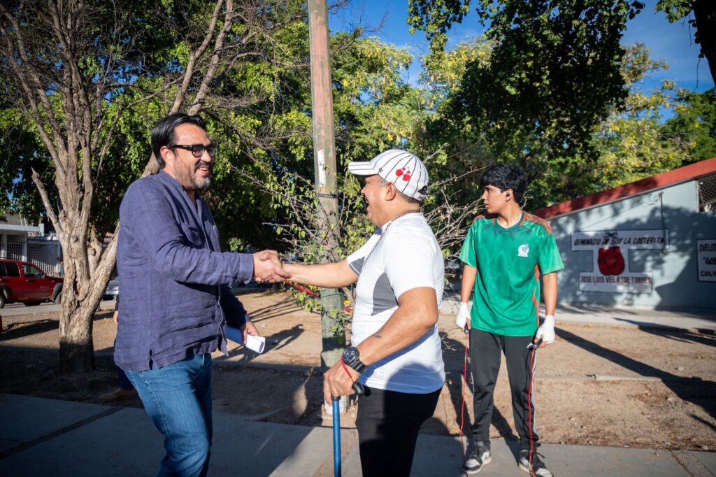 Develan placa del Gimnasio Municipal de Box “José Luis Velarde Cruz” en La Costerita