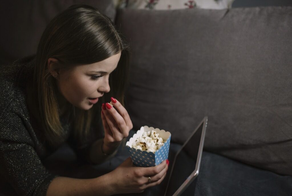 Alertan por sitios fraudulentos que prometen ver películas gratis en temporada de premios