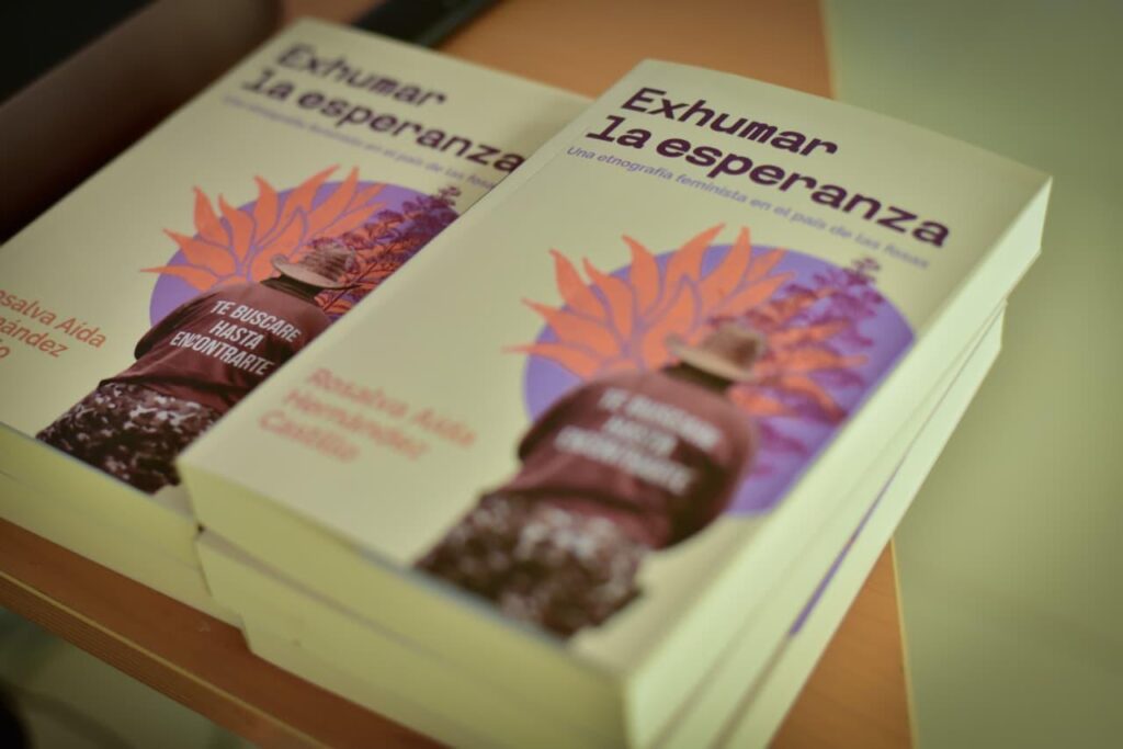 Presentan en Los Mochis el libro “Exhumar la esperanza”, testimonio y análisis sobre la búsqueda de personas desaparecidas.