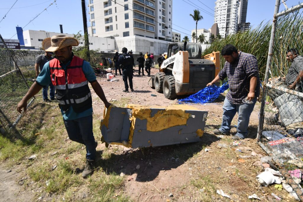 Realiza Gobierno de Mazatlán limpieza en la Laguna del Camarón