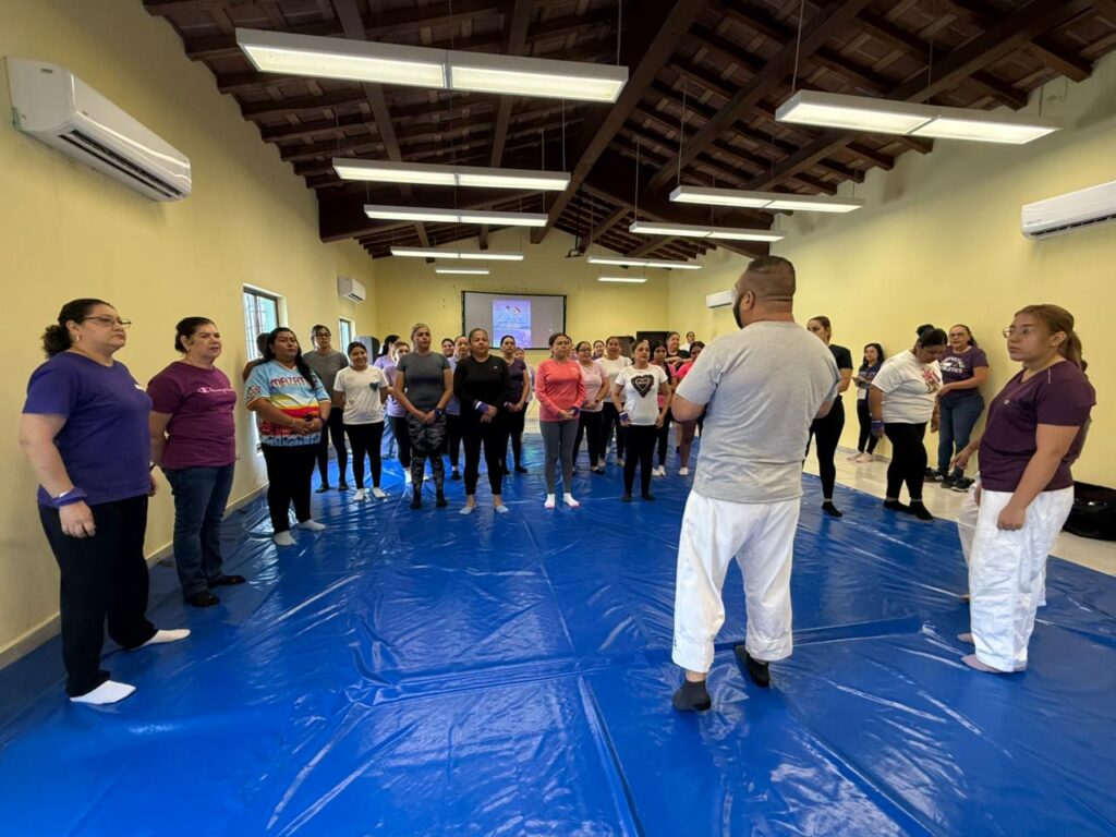 Conmemoran el Día Internacional de la Mujer con clase de defensa personal en Rosario