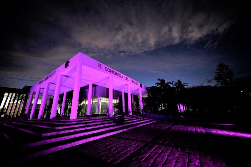 Congreso del Estado ilumina de morado su edificio en conmemoración del Día Internacional de las Mujeres
