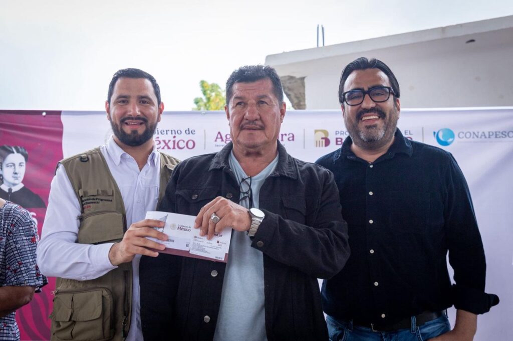 Juan de Dios Gámez participa en la entrega de tarjetas de Bienpesca en Cospita; “al pueblo hay que escucharlo y atenderlo”