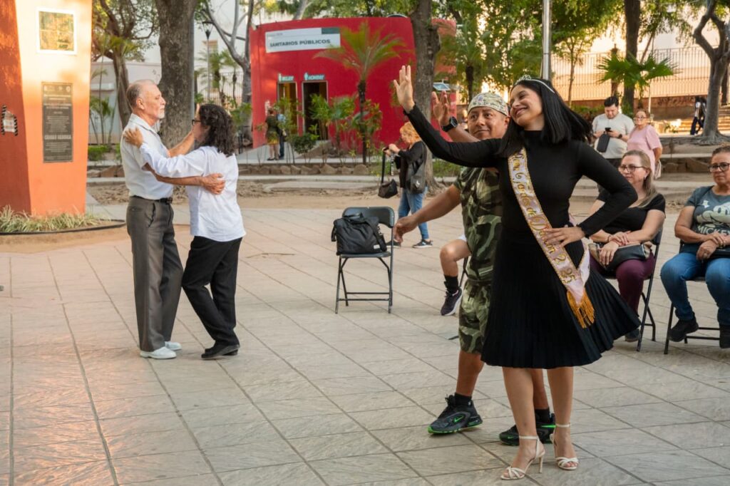 Tacones y sonrisas llenan de vida la Plazuela: disfrutan culiacanenses de las Tardes de Danzón