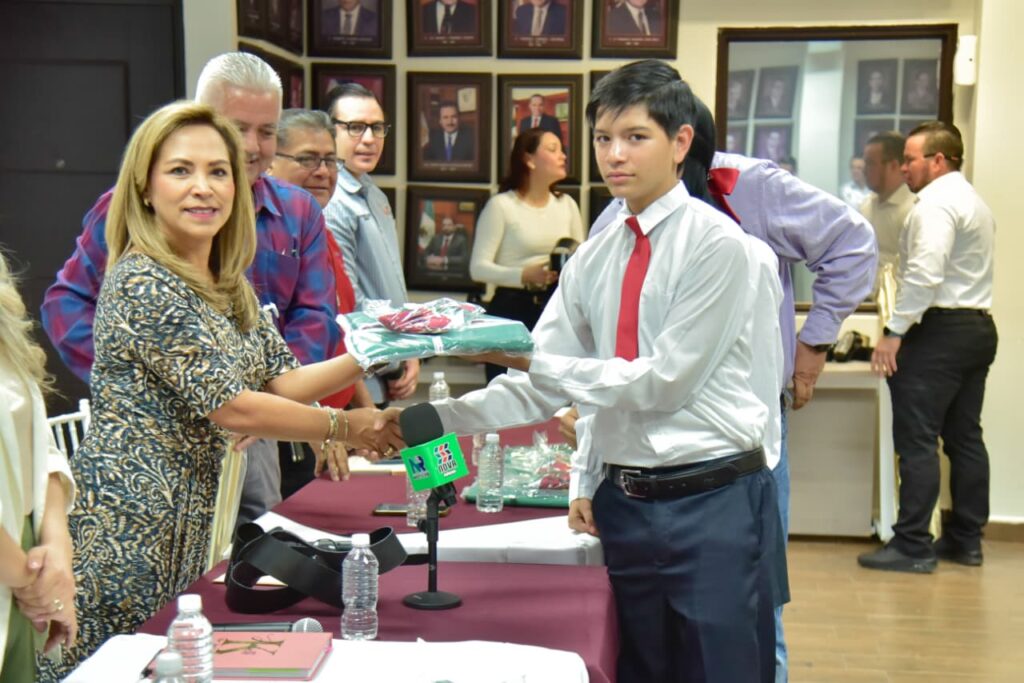 Entrega Educación Ahome kits de Bandera sorteados entre las escoltas participantes en el Desfile del 24 de febrero.