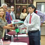 Entrega Educación Ahome kits de Bandera sorteados entre las escoltas participantes en el Desfile del 24 de febrero.