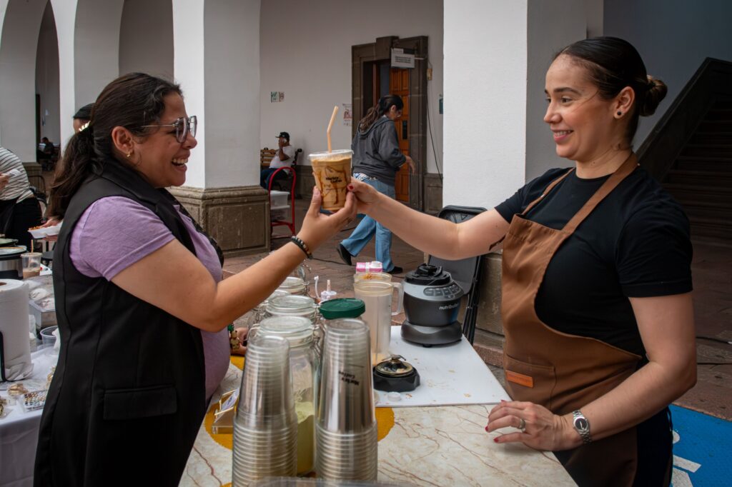 Realizan Bazar Mujeres en Movimiento en el patio del Ayuntamiento