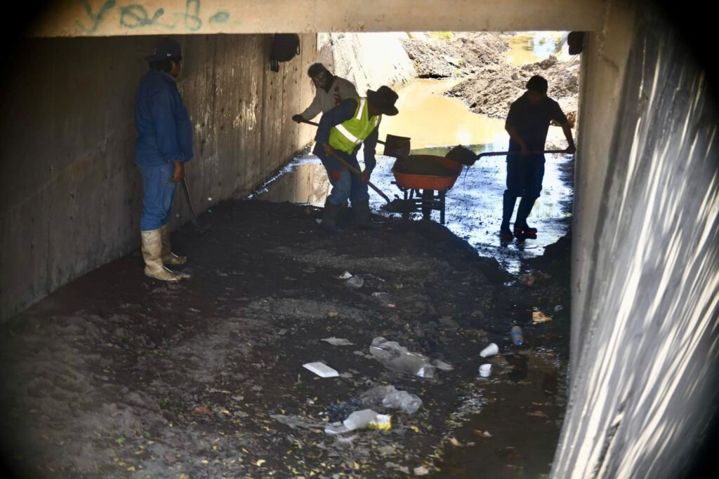 Intensifica Gobierno de Estrella Palacios desazolve y limpieza de canales por temporada de lluvias