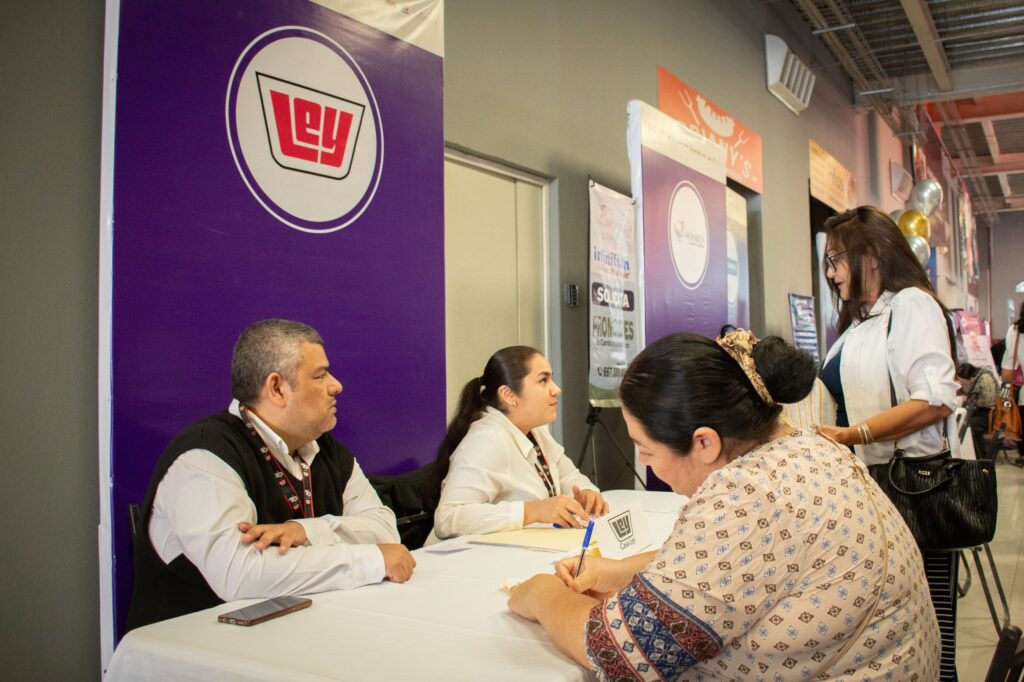 Impulsan oportunidades laborales en Feria Nacional del Empleo para las Mujeres 2026 en Culiacán