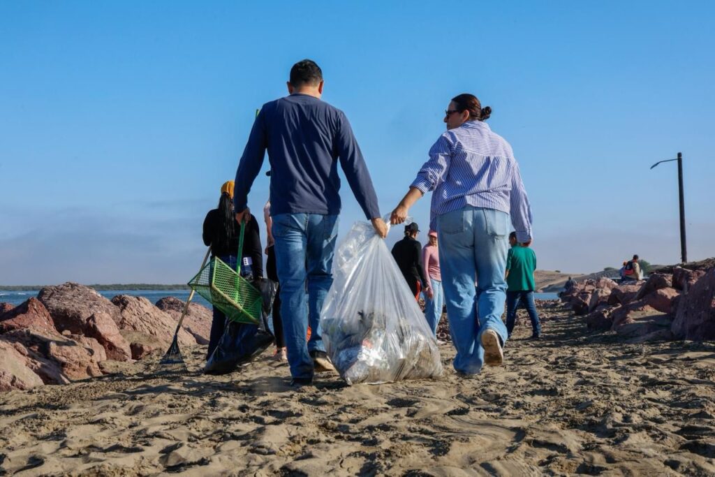 Sinaloa se moviliza por sus costas: SEBIDES encabeza histórica jornada estatal de limpieza de playas