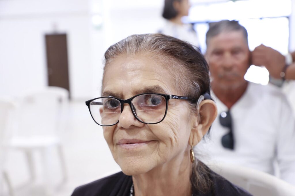 Reciben aparatos auditivos gratuitos 34 personas en Mazatlán