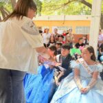 Sthefany Rea dona libros de ‘El Principito’ en primaria de Culiacán