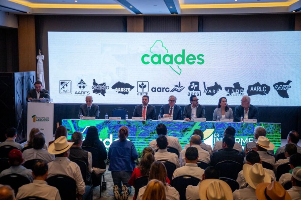 Juan de Dios Gámez Mendívil participa en el Primer Informe de Jesús Alberto Rojo Plascencia al frente de la CAADES