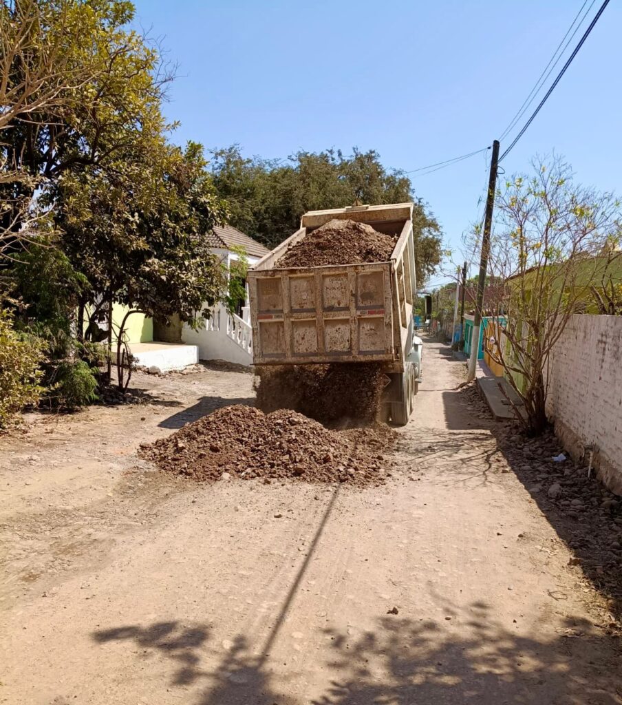 Refuerza Gobierno Municipal rehabilitación de caminos sacacosechas en la zona rural de Mazatlán