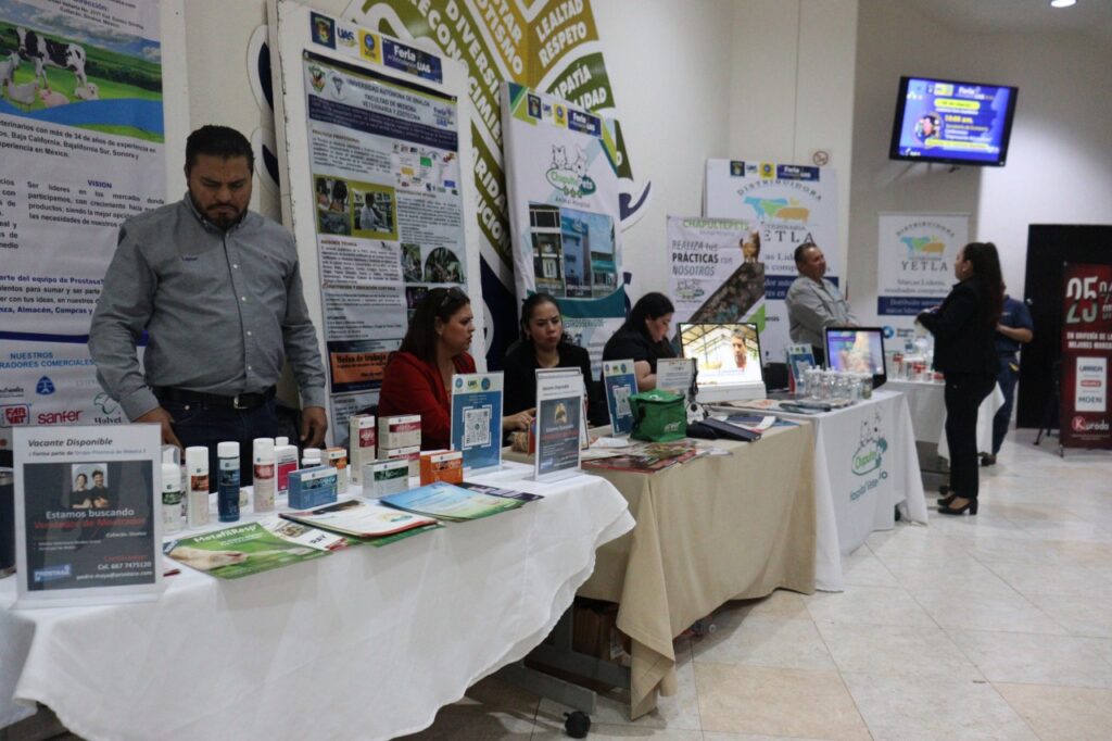 ¡Construyendo futuro! Estudiantes y empresas coinciden en el éxito de los espacios de colaboración laboral, en la Feria de Vinculación UAS 2026