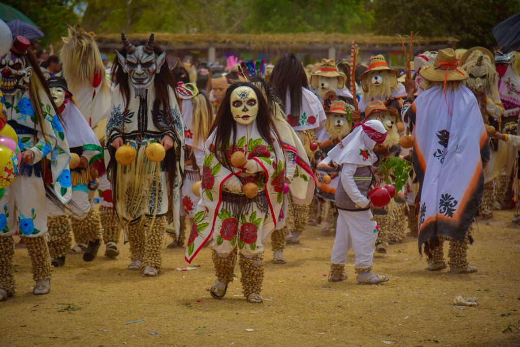 Alcalde Menéndez mantiene estrecho acercamiento con los pueblos originarios