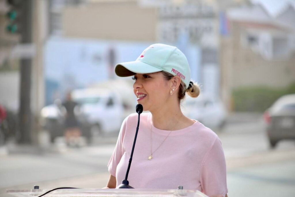 La Presidenta Municipal encabeza esfuerzos de saneamiento en playa y colonias del puerto