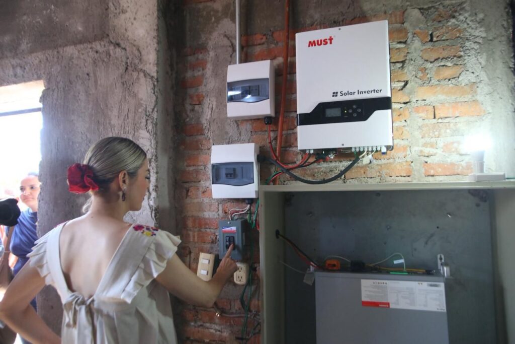 Arranca Estrella Palacios instalación de paneles solares en campo pesquero El Ostial