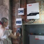 Arranca Estrella Palacios instalación de paneles solares en campo pesquero El Ostial