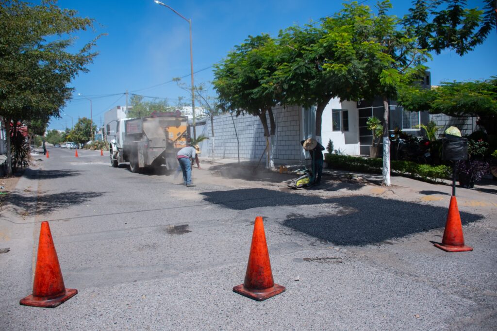 Refuerza Ayuntamiento trabajos de rehabilitación de vialidades en distintos sectores de Culiacán