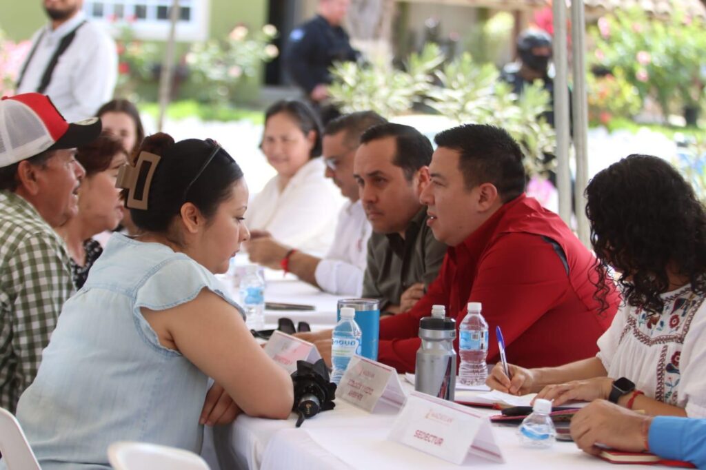 Atiende Estrella Palacios de manera directa a familias de Puerta de Canoas en “Contigo Mazatlán”