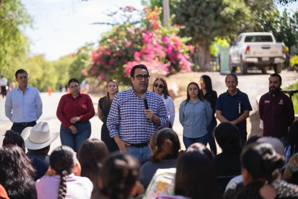 Va Juan de Dios al encuentro con la gente en San Lorenzo; entrega paquete de obras de drenaje y pavimentación