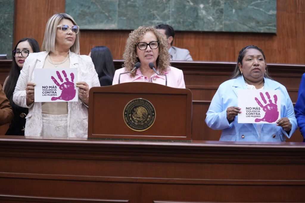 Desde la tribuna Aidee Corrales se pronuncia contra la violencia de género