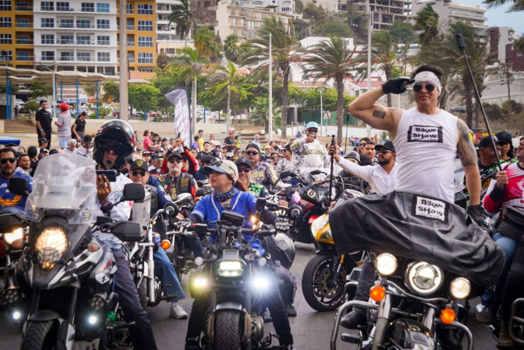 Rugen los motores en el desfile de la Semana de la Moto