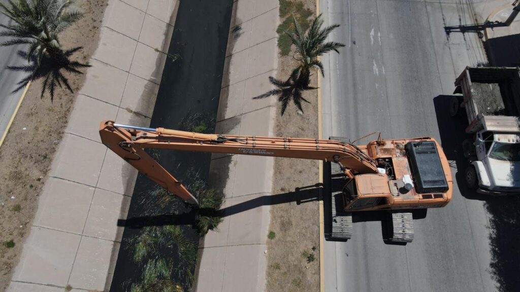 A buen ritmo la limpieza y desazolve del Dren Juárez para prevenir inundaciones.