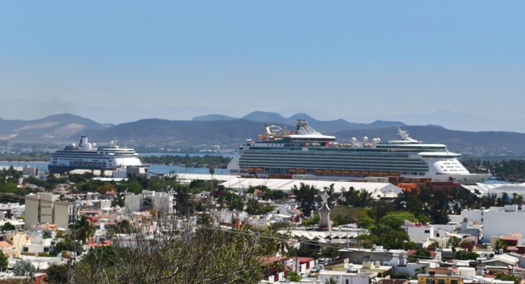 Recibe Mazatlán a más de 5 mil turistas en doble arribo de crucero