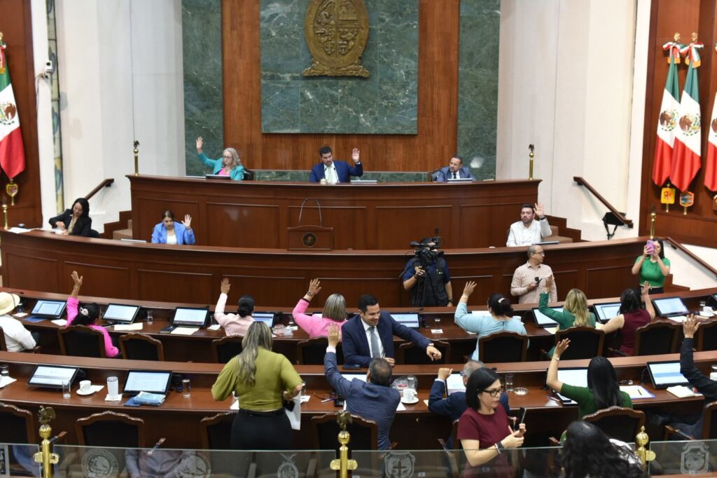 Pleno del Congreso da lectura a dos dictámenes y cinco nuevas iniciativas
