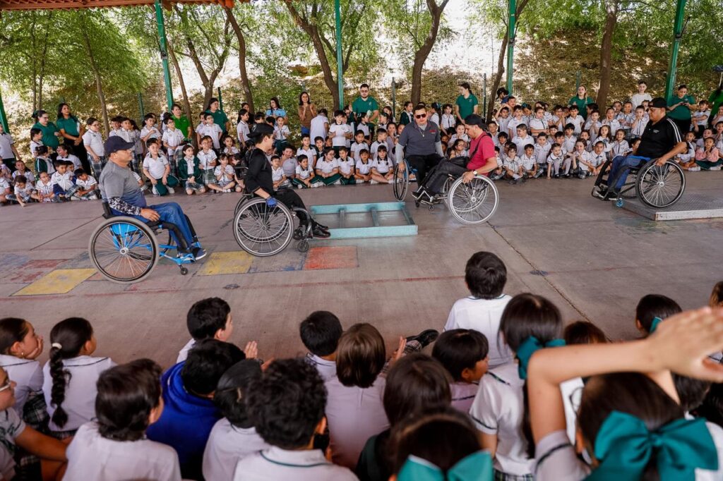 DIF Sinaloa Incluyente concientiza a estudiantes sobre la discapacidad e inclusión con exhibición de sillas de ruedas activas