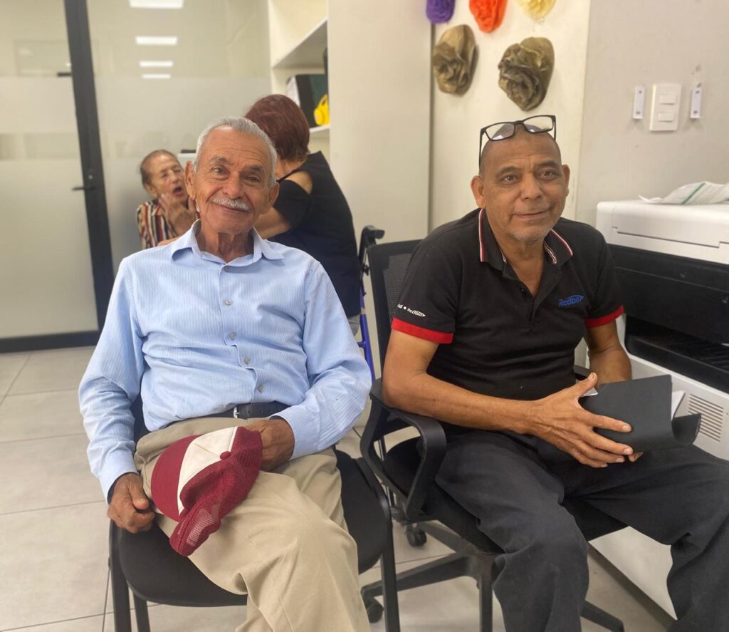 Cientos de ahomenses se registran para recibir apoyo con aparatos auditivos, de movilidad y lentes.