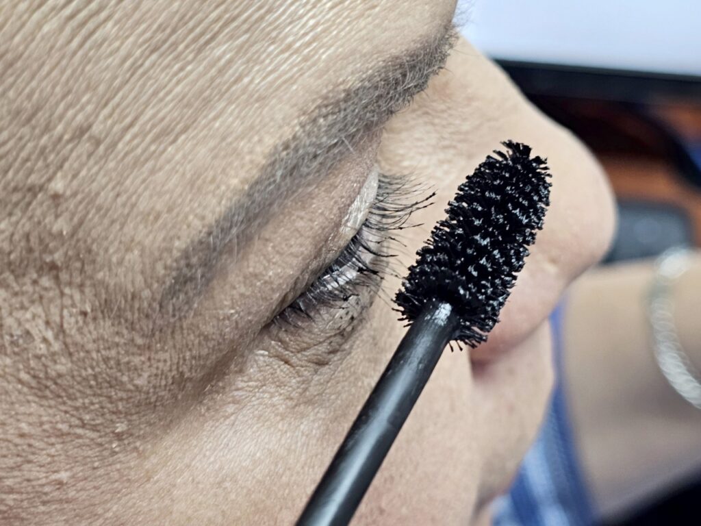 Maquillaje mal retirado, principal causa de irritación ocular crónica y síndrome de ojo seco; advierten sobre desprendimiento de pestañas y proliferación de ácaros por cosméticos