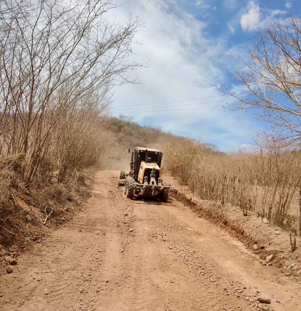 Gobierno de Mazatlán avanza en rehabilitación de caminos rurales con el programa “Camino al Andar”