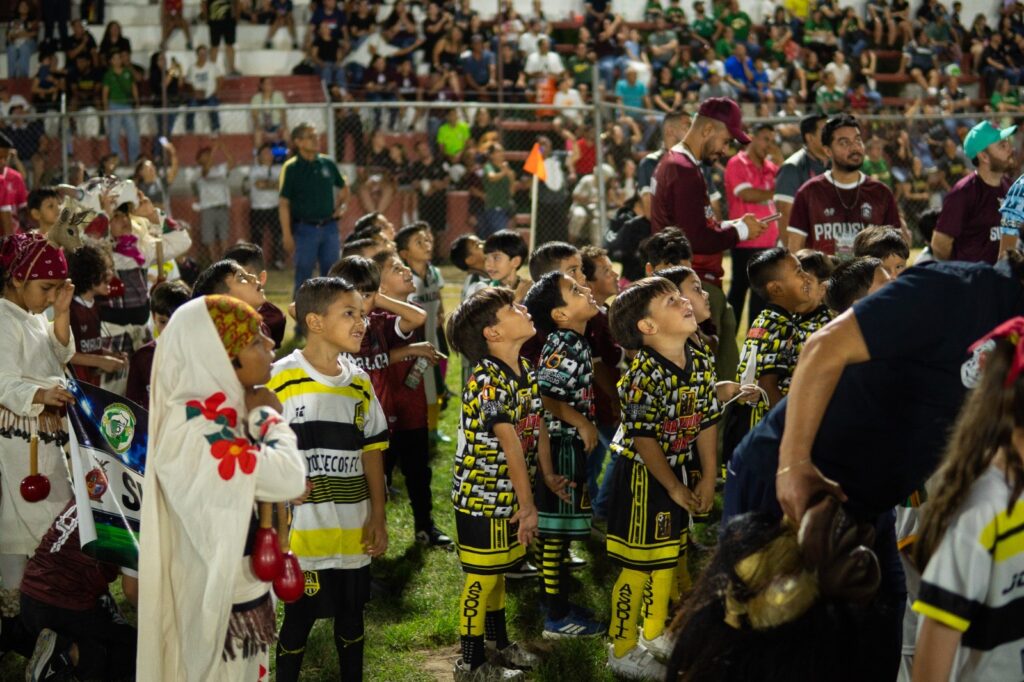 Antonio Menéndez da la bienvenida a niños deportistas para el Campeonato Nacional de futbol Chupones