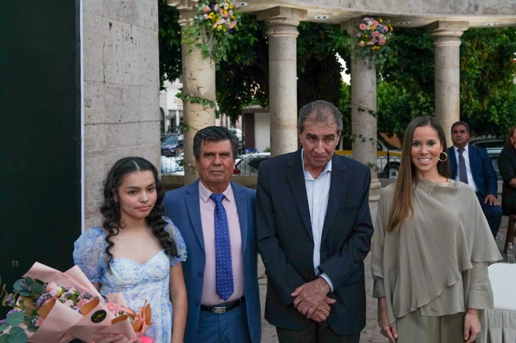 Secretaría de Turismo Mireya Sosa Osuna entrega presea “Grano de Oro” y medalla “Granito de Oro”