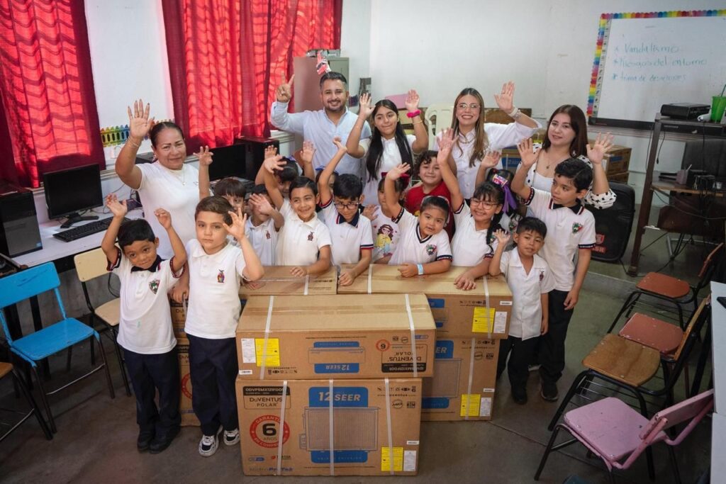 Ana Miriam Ramos Villarreal entrega equipos de aire acondicionado a la primaria Ramón F. Iturbe