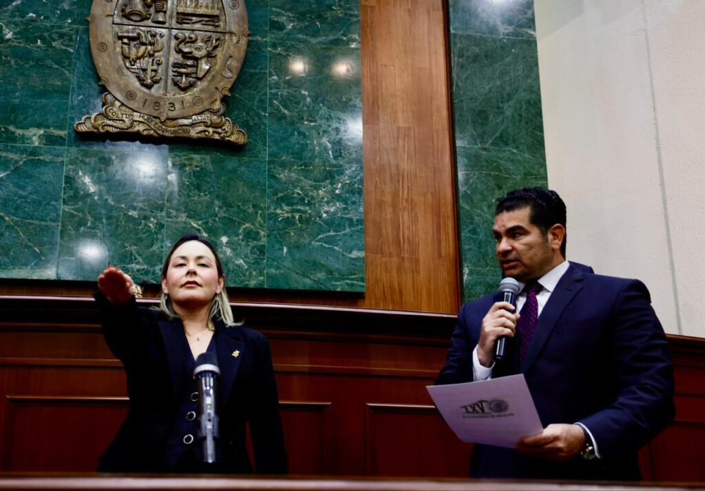 Yeraldine Bonilla Valverde rinde protesta como gobernadora interina de Sinaloa