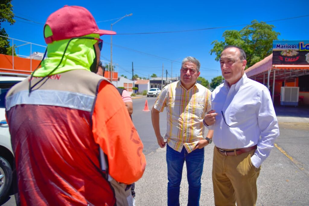 Supervisa Alcalde Antonio Menéndez trabajos de señalización vial con pintura en Los Mochis.