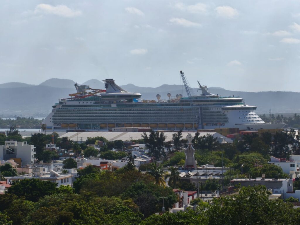 Llega a Mazatlán el “Navigator Of The Seas”, el primer crucero del mes de mayo