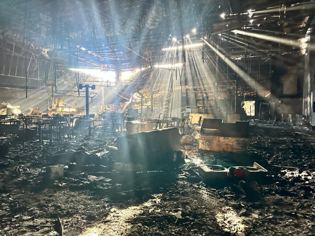 Fiscalía de Sinaloa continúa procesamiento e investigación por incendio en Plaza Fiesta Las Palmas, en Los Mochis