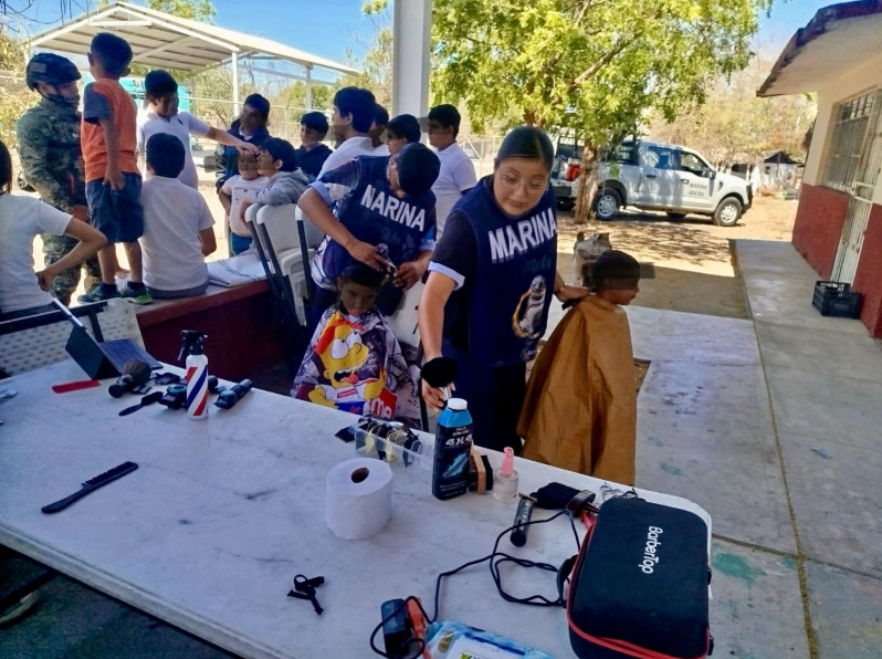 Llevan jornada médica y apoyos sociales a comunidad de La Amapa en Mazatlán