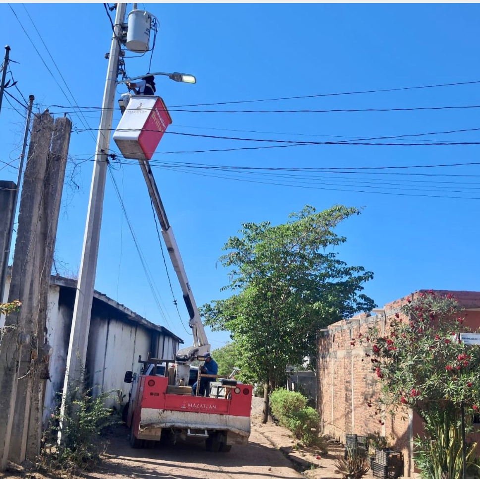 Mazatlán refuerza alumbrado público en comunidades rurales