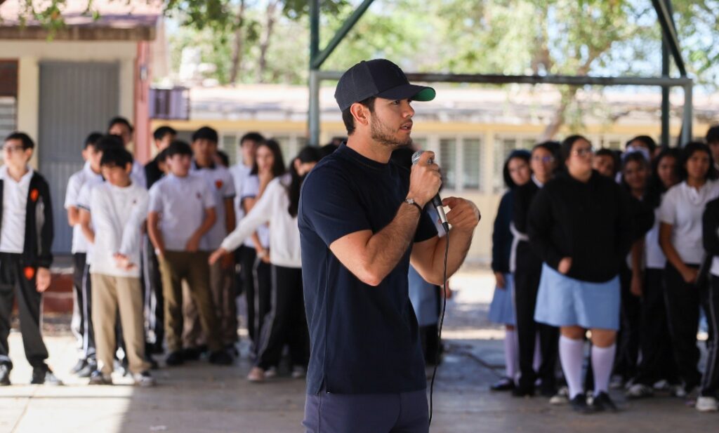 Jóvenes de la colonia Lázaro Cárdenas reciben atención y programas del Gobierno del Estado