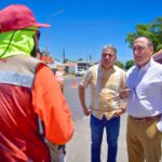 Supervisa Alcalde Antonio Menéndez trabajos de señalización vial con pintura en Los Mochis